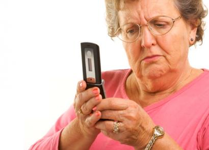 Telefonas su dideliais mygtukais vyresnio amžiaus žmonėms
